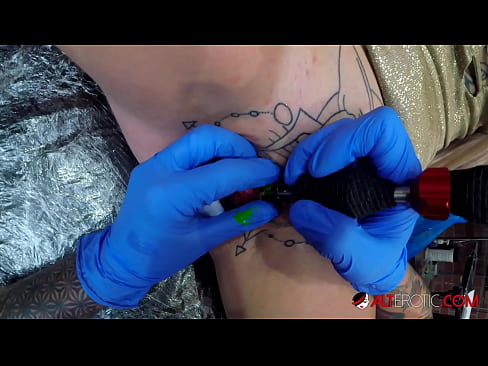 ❤️ Itin tatuiruota karšta Sully Savage gavo tatuiruotę ant savo klitorio ❌ Porno prie mūsų lt.pornovore.ru ❌️❤